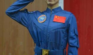 王亚平出舱画面 王亚平出舱画面